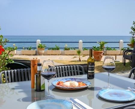Newly Renovated 2 Bedroom Beachfront House Ситио-де-Калаонда Экстерьер фото