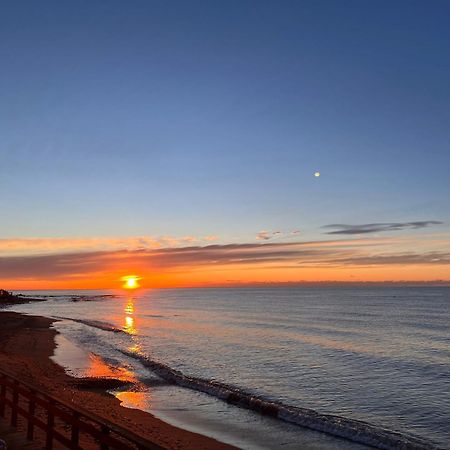 Newly Renovated 2 Bedroom Beachfront House Ситио-де-Калаонда Экстерьер фото