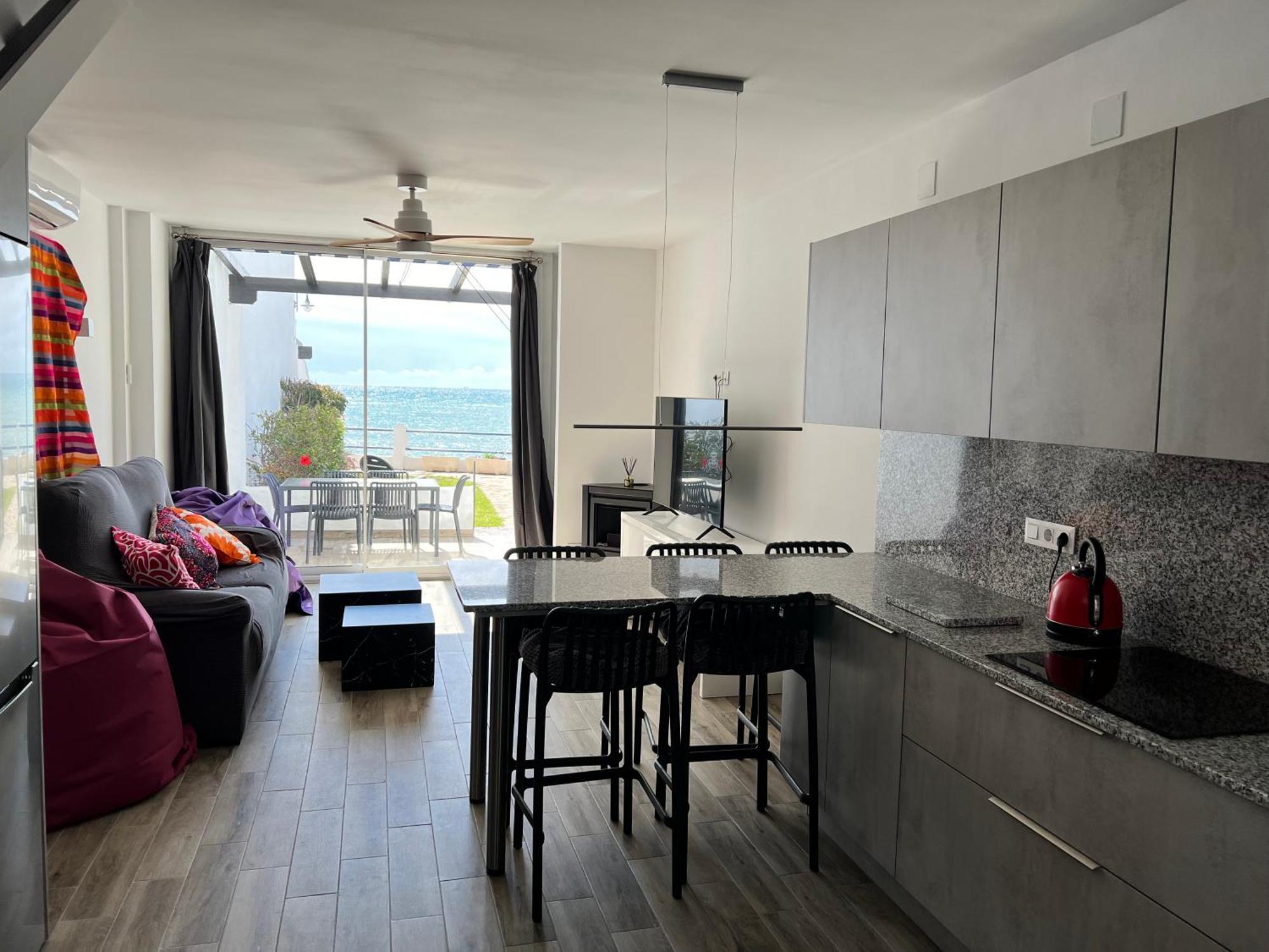 Newly Renovated 2 Bedroom Beachfront House Ситио-де-Калаонда Экстерьер фото