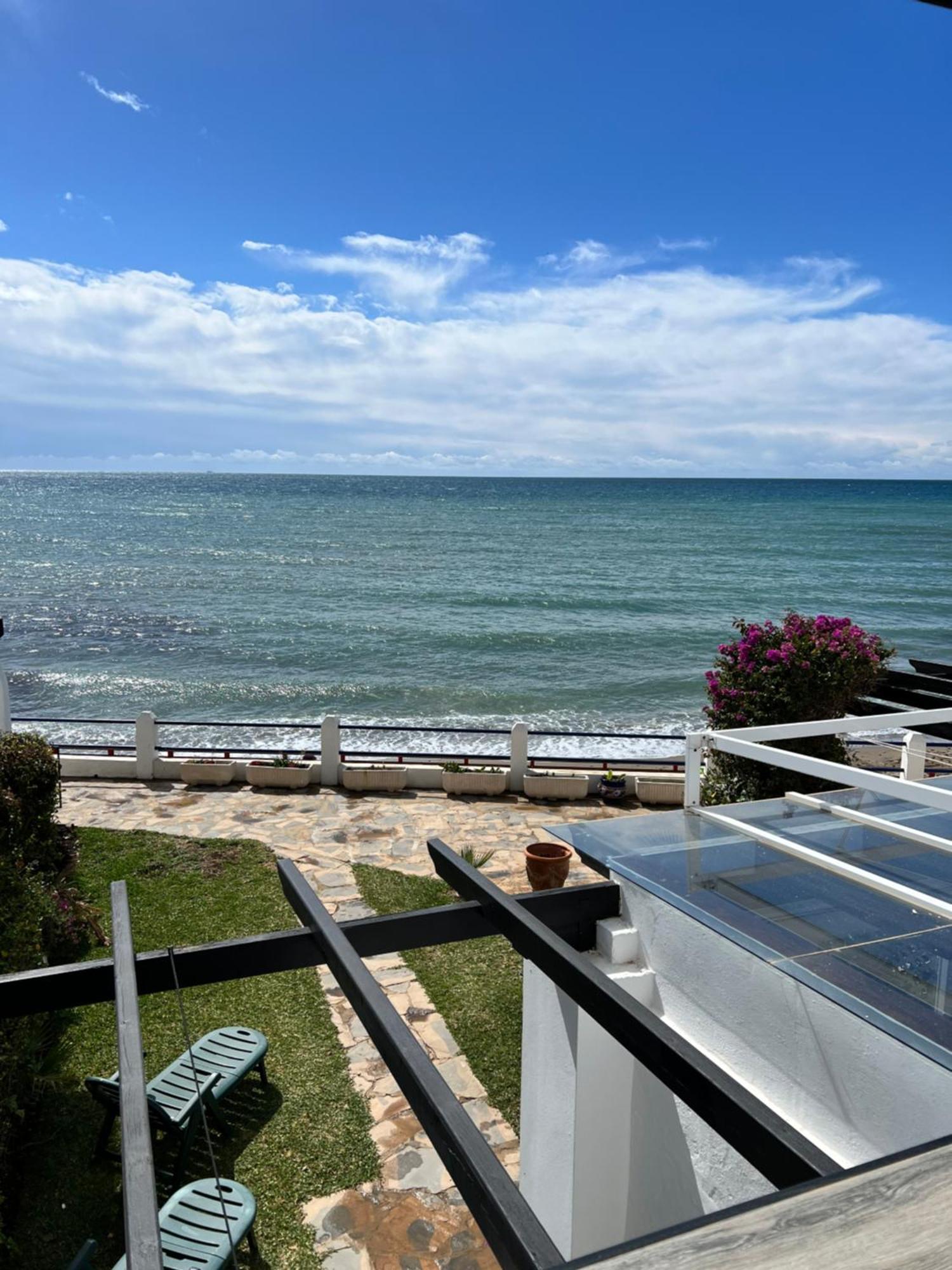 Newly Renovated 2 Bedroom Beachfront House Ситио-де-Калаонда Экстерьер фото