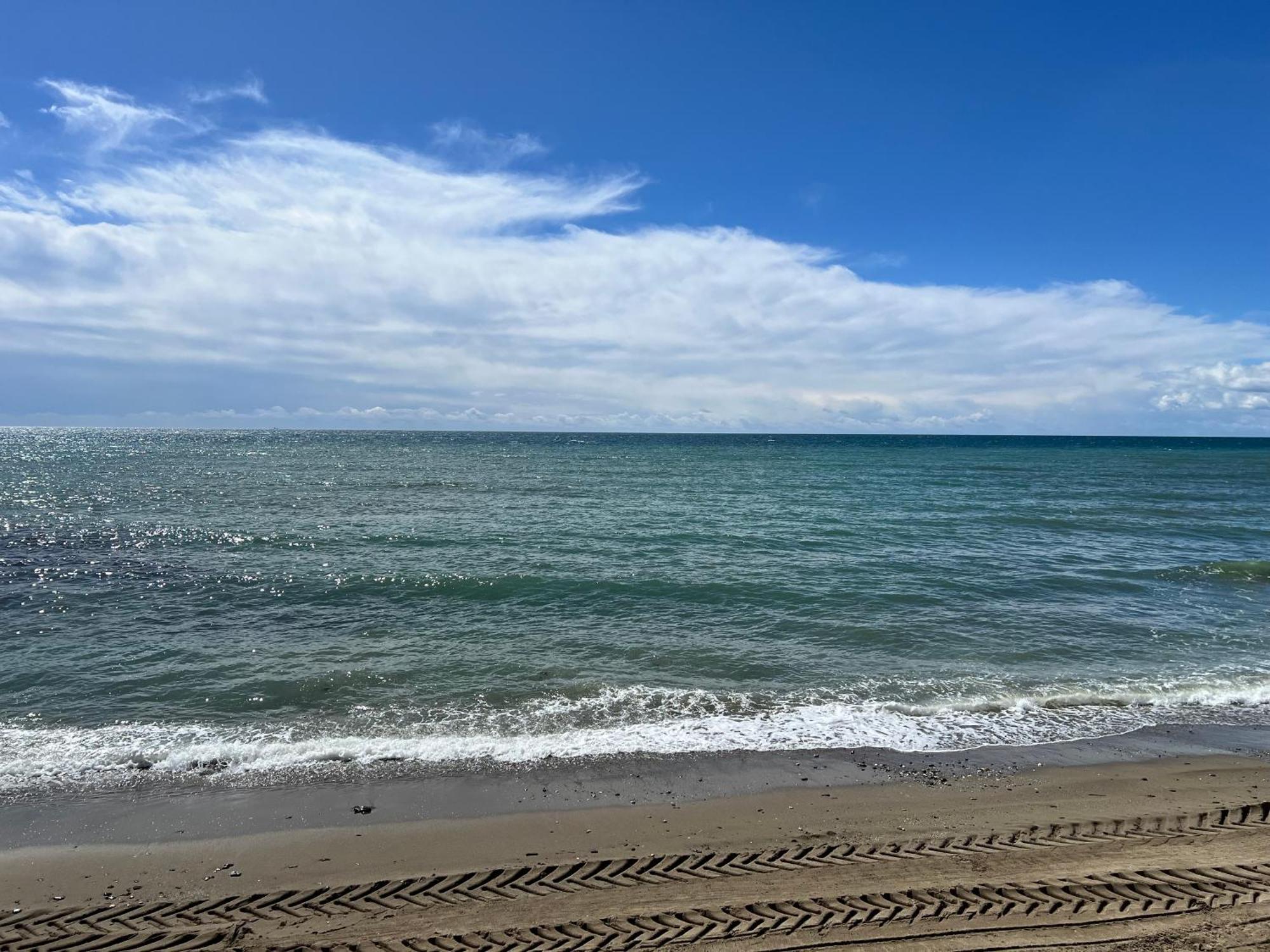 Newly Renovated 2 Bedroom Beachfront House Ситио-де-Калаонда Экстерьер фото