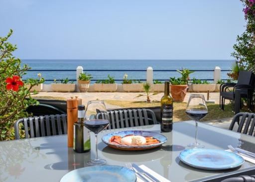 Newly Renovated 2 Bedroom Beachfront House Ситио-де-Калаонда Экстерьер фото