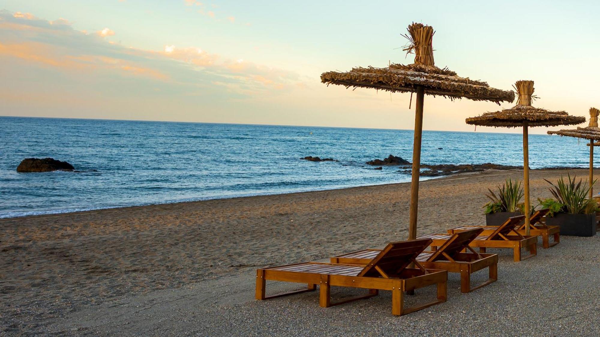 Newly Renovated 2 Bedroom Beachfront House Ситио-де-Калаонда Экстерьер фото